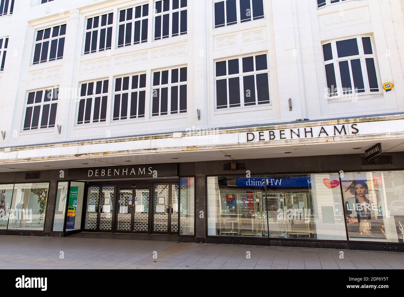 Debenhams in Worthing, derzeit wegen Covid-19 geschlossen. Der Einzelhändler hat angekündigt, dass derzeit 22,000 Arbeitsplätze gefährdet sind.Debenhams gab heute, am 6. April 2020, bekannt, dass es wegen der Schließung aller Filialen in ganz Großbritannien unter der Covid-19-Coronavirus-Sperre Verwaltungsanträgen stellen muss. Dies ist das zweite Mal in einem Jahr, dass der kämpfende Einzelhändler für die Verwaltung eingereicht hat. Die derzeitige Situation ist nicht lange nach der dauerhaften Schließung von 22 Filialen zu verzeichnen, was zu mehr als 700 Arbeitsplatzverlusten führt, weitere 28 sind bereits für 2021 geplant. Brita Stockfoto