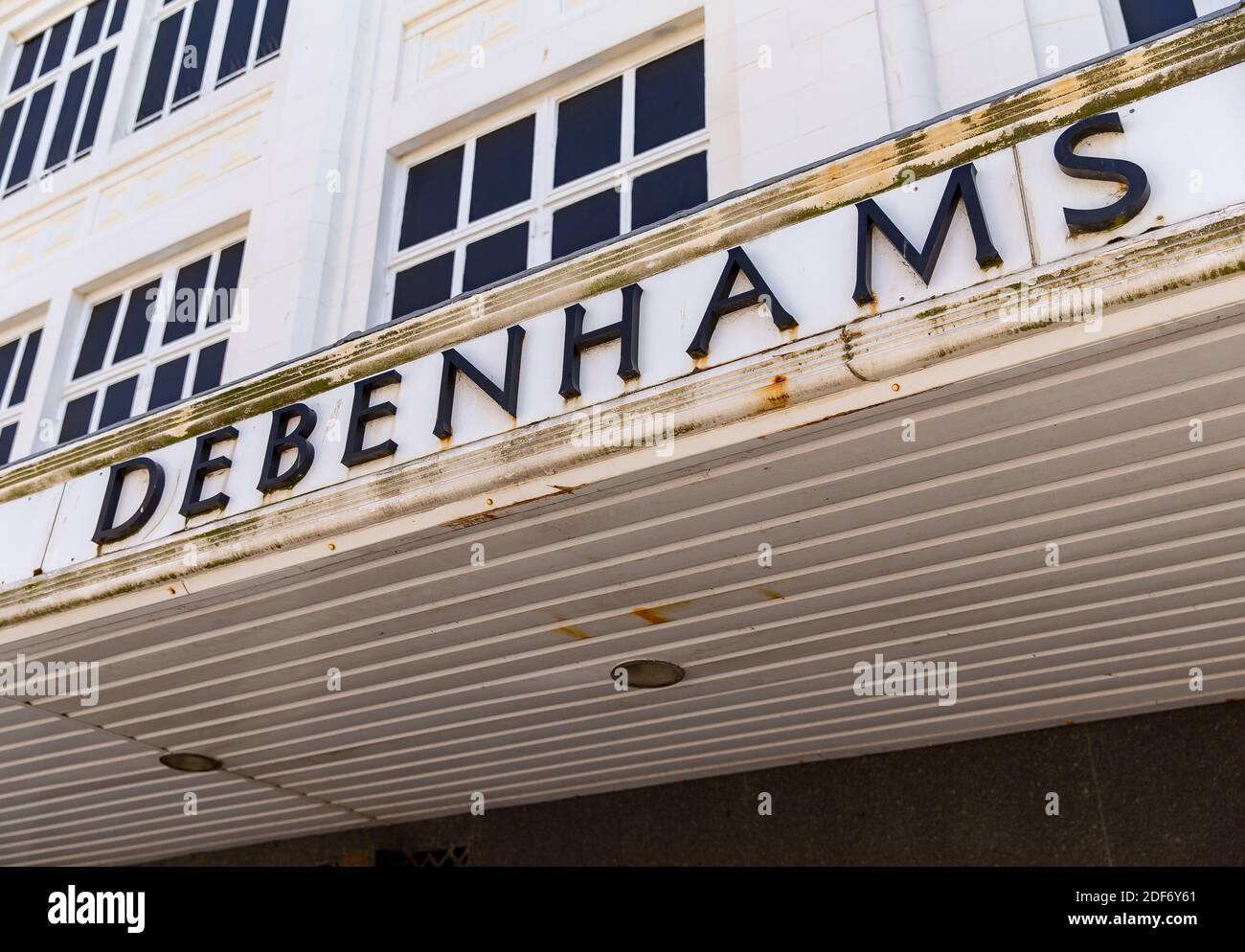 Debenhams in Worthing, derzeit wegen Covid-19 geschlossen. Der Einzelhändler hat angekündigt, dass derzeit 22,000 Arbeitsplätze gefährdet sind.Debenhams gab heute, am 6. April 2020, bekannt, dass es wegen der Schließung aller Filialen in ganz Großbritannien unter der Covid-19-Coronavirus-Sperre Verwaltungsanträgen stellen muss. Dies ist das zweite Mal in einem Jahr, dass der kämpfende Einzelhändler für die Verwaltung eingereicht hat. Die derzeitige Situation ist nicht lange nach der dauerhaften Schließung von 22 Filialen zu verzeichnen, was zu mehr als 700 Arbeitsplatzverlusten führt, weitere 28 sind bereits für 2021 geplant. Brita Stockfoto