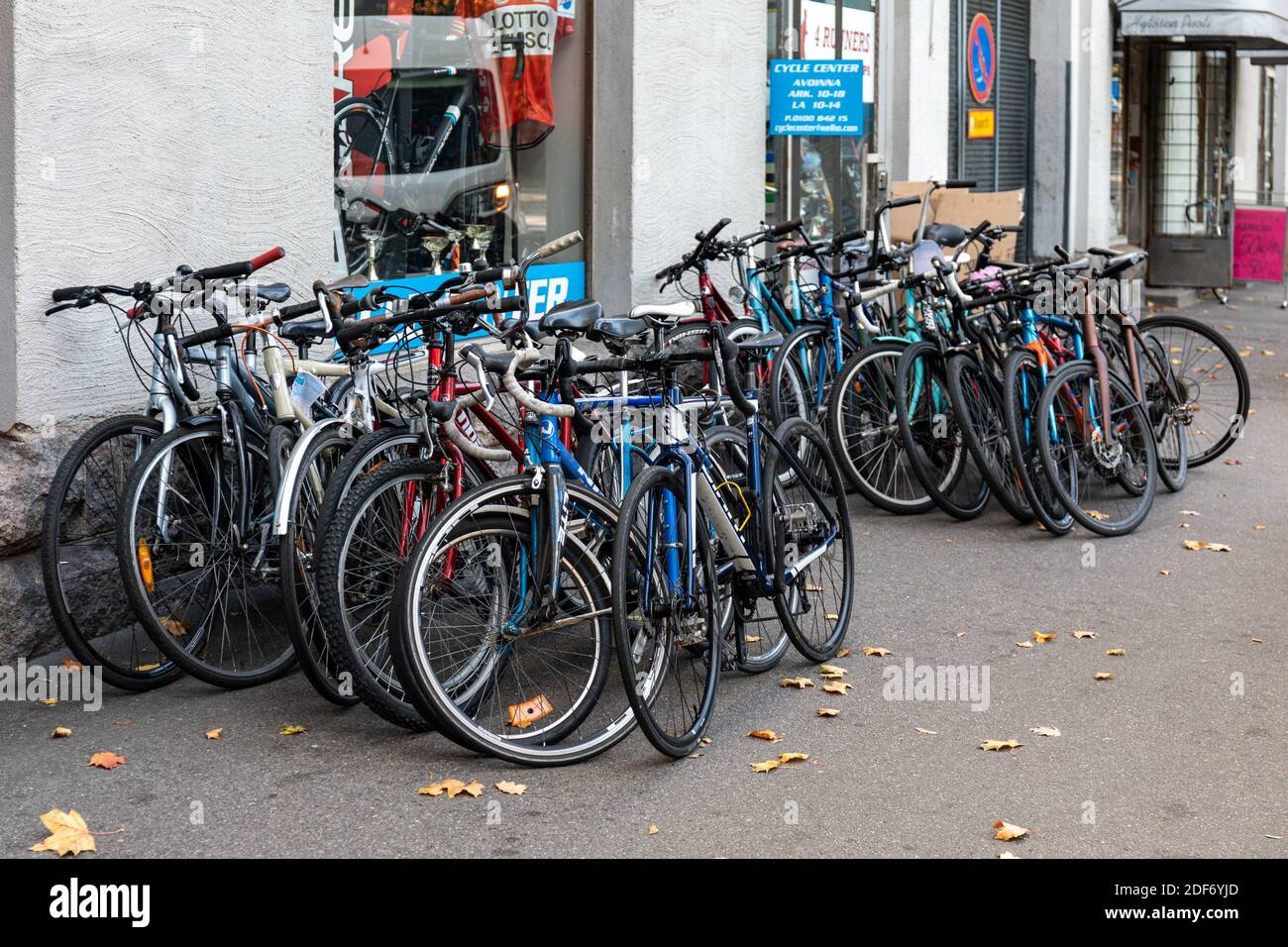 Gebrauchte Fahrräder zum Verkauf vor dem Fahrradladen Stockfoto
