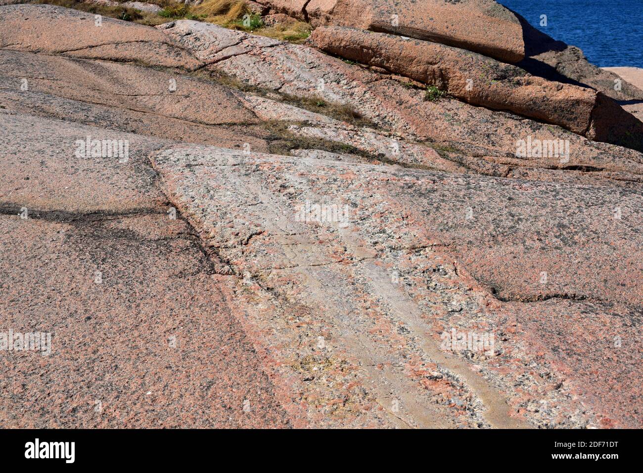 Fehlertyp Schlag-Schlupf auf Granitfelsen. Dieses Foto wurde im Stangehuvud Naturreservat, Lysekil, Schweden aufgenommen. Stockfoto