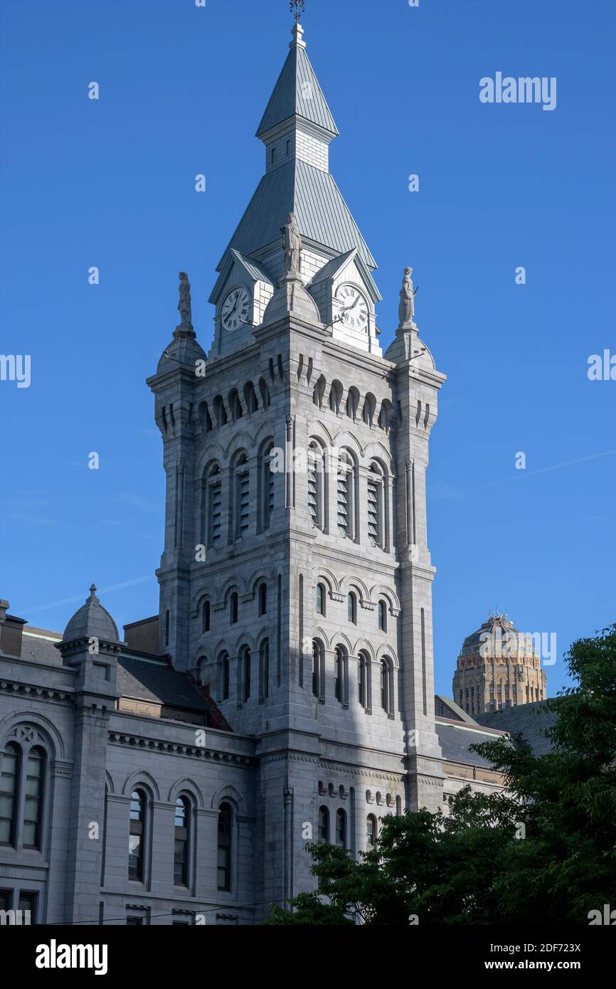 Erie County Hall Turm, mit Buffalo City Hall im Hintergrund. Stockfoto