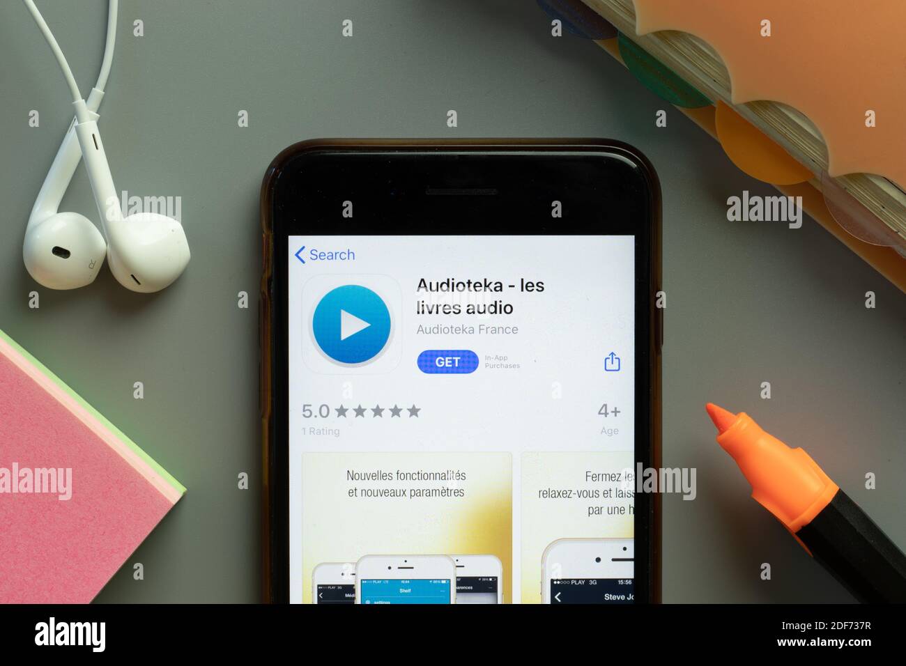 New York, USA - 1. Dezember 2020: Audioteka Mobile App Icon auf dem Telefonbildschirm Draufsicht, illustrative Editorial. Stockfoto
