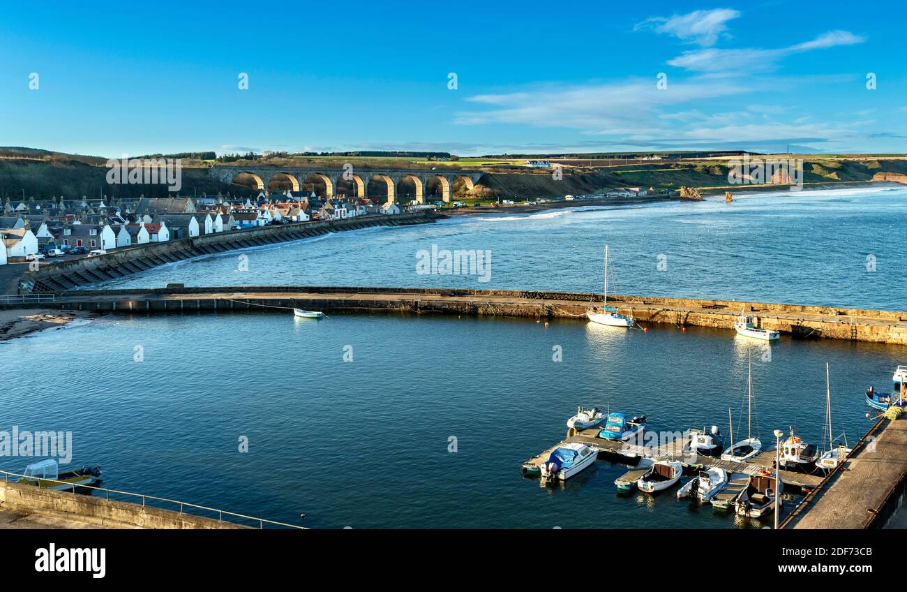 CULLEN BAY MORAY COAST SCOTLAND BLICK ÜBER DEN HAFEN RICHTUNG BAHNVIADUKT SEATOWN HÄUSER UND GOLFPLATZ Stockfoto