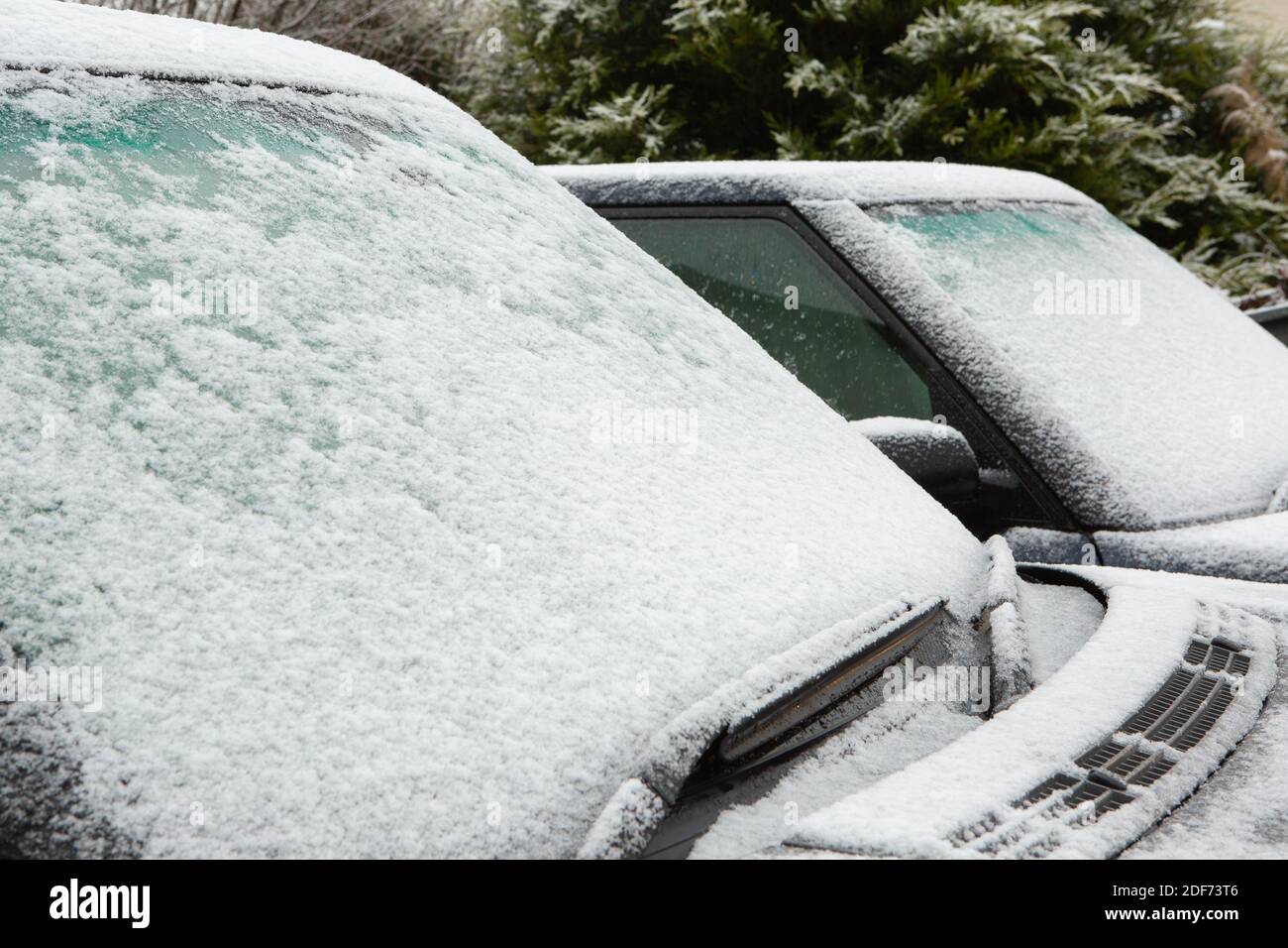 Schnee auf den Windschutzscheiben des Autos Stockfoto