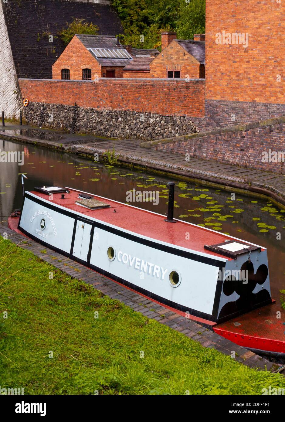 Kanalboot und rote Backsteinhäuser im Schwarzen Land Lebendes Museum in Dudley West Midlands England Stockfoto