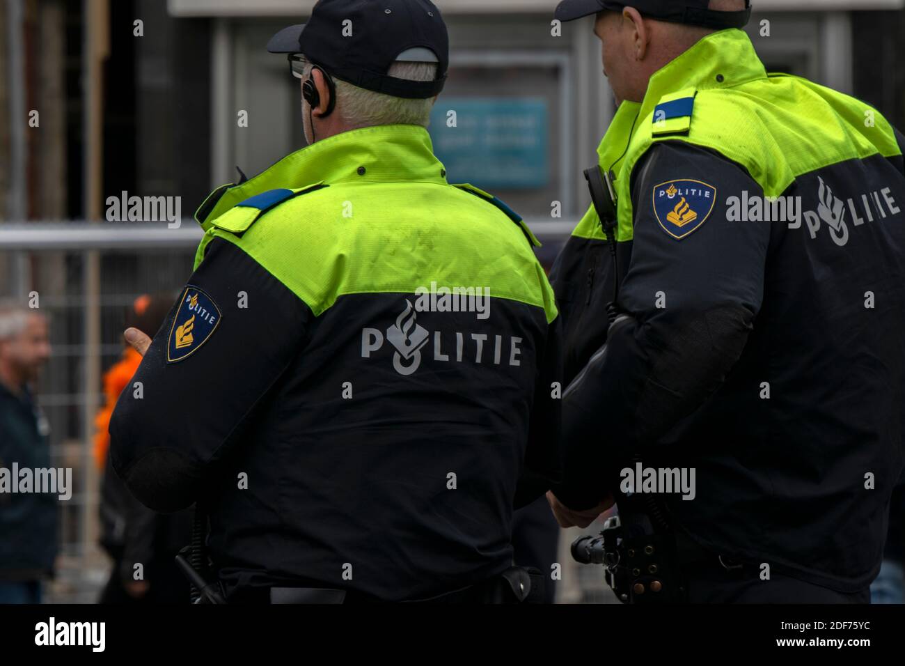 Polizei Männer Patrouillieren Auf Kingsday Amsterdam Niederlande 27-4-2019 Stockfoto