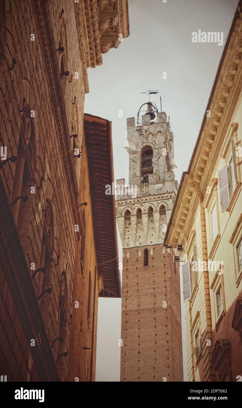 Alte Gebäude und Turm - Piazza del Campo - Siena - Italien Stockfoto
