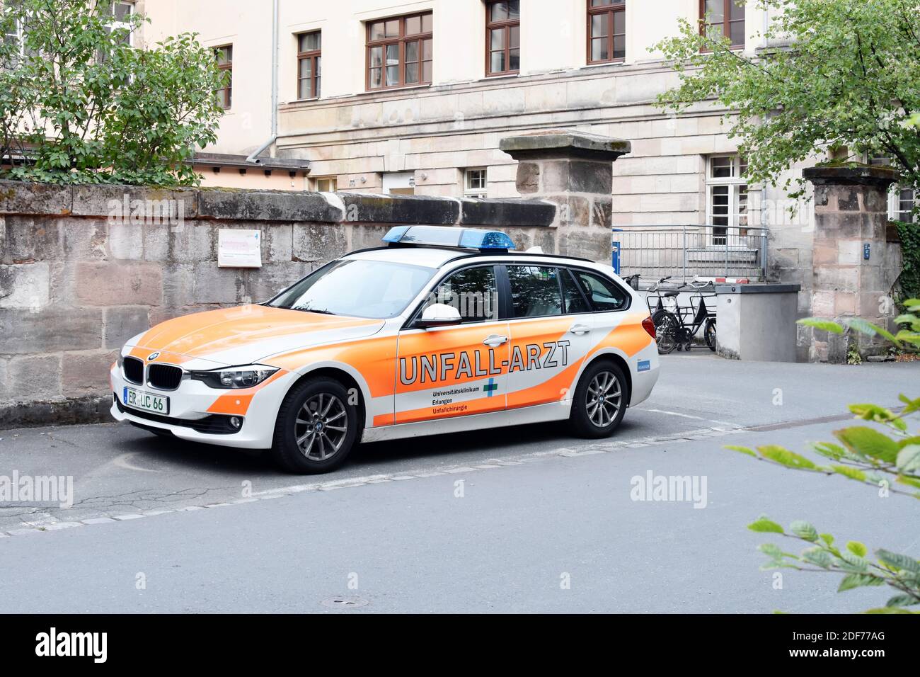 Ambulanzwagen vor dem Krankenhaus auf der Straße. Stockfoto