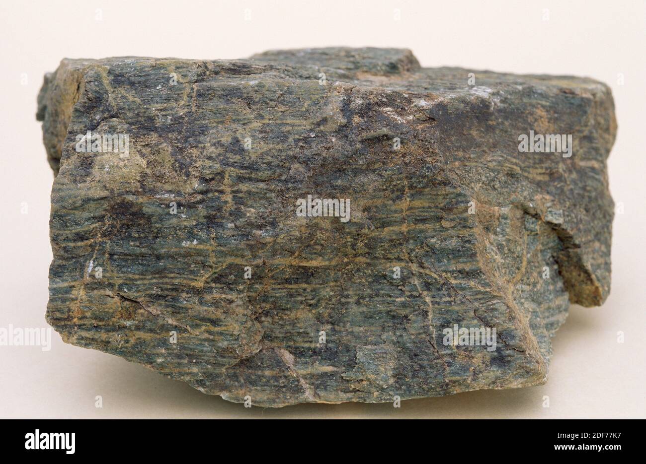 Amphibolit ist ein metamorphisches Gestein, das hauptsächlich aus Amphibolmineralen besteht. Probe. Stockfoto