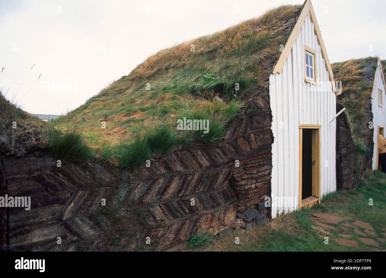 Torf wird als traditionelles isolierendes Baumaterial in Island verwendet. Stockfoto