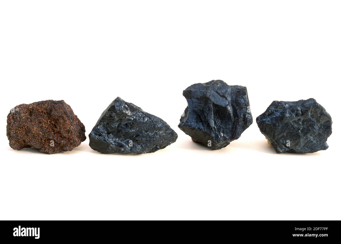 Verschiedene Arten von Kohle, von links nach rechts: Torf, Braunkohle, Bituminouse Kohle und ...