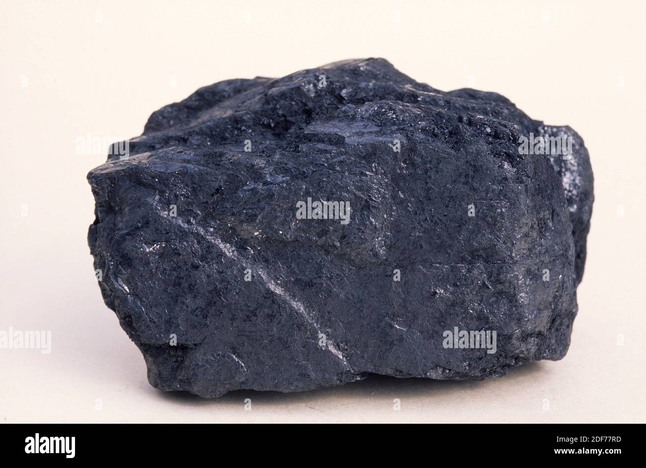Anthrazit ist die Sorte der Kohle mit dem höchsten Kohlenstoffgehalt. Probe. Stockfoto