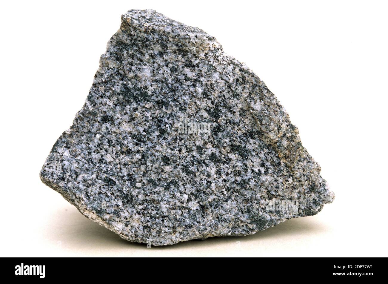 Diorit ist ein intrusives, unröses Gestein. Seine Zusammensetzung ist zwischen Gabbro und Granit. Probe. Stockfoto