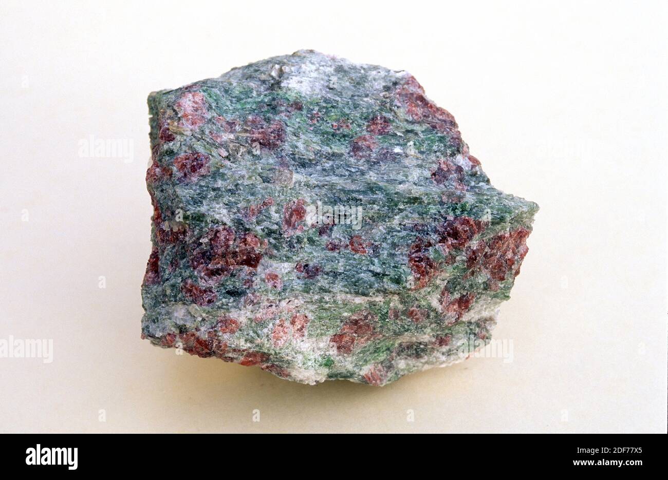 Eclogit ist ein metamorphes Gestein mit roten oder rosa Granatkristallen. Probe. Stockfoto