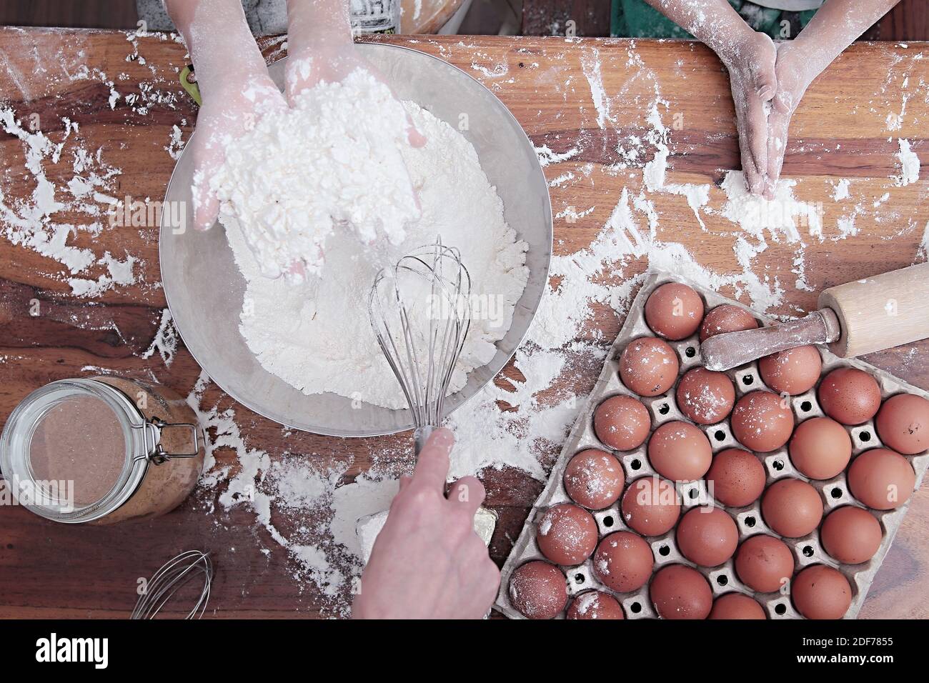 Backen in der Küche Backen mit weißem Mehl mit Eiern und Butter auf grauem Hintergrund Stockfoto Stockfoto