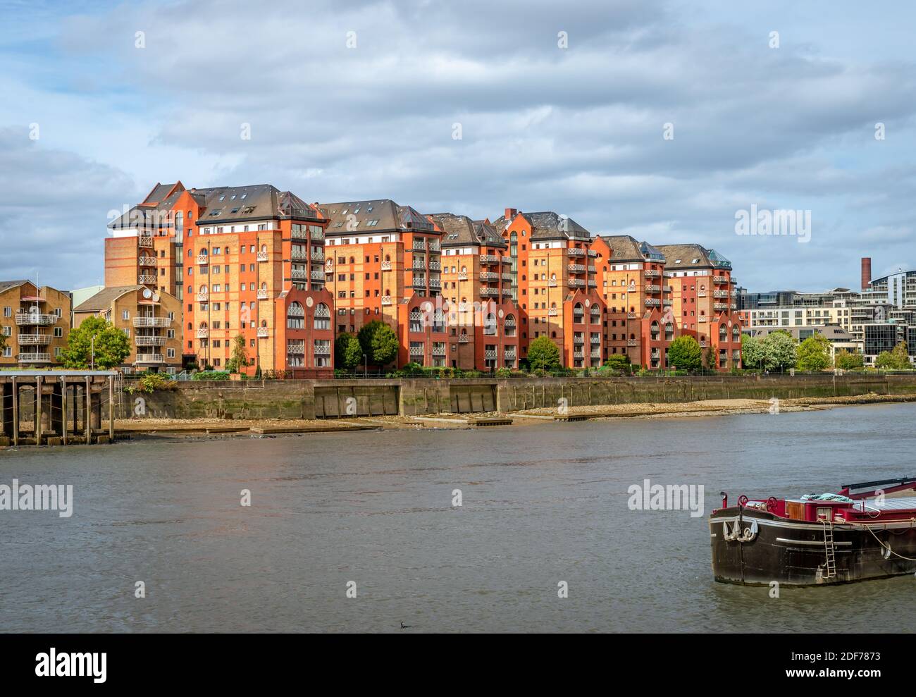 Moderne Residenz mit Blick auf die Themse, in Sands End, Fulham, London. Stockfoto