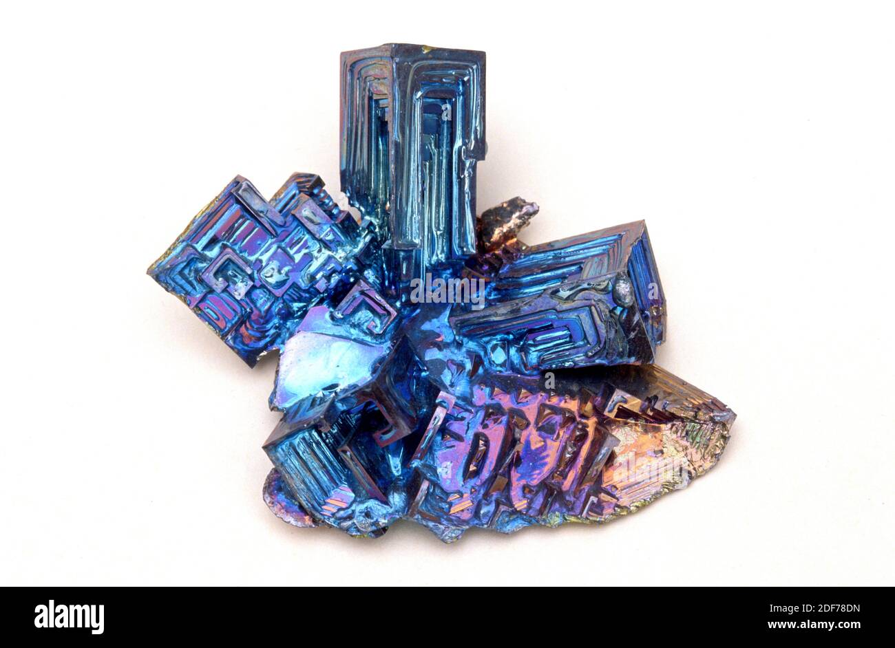 Synthetische Bismut-Kristalle. Stockfoto