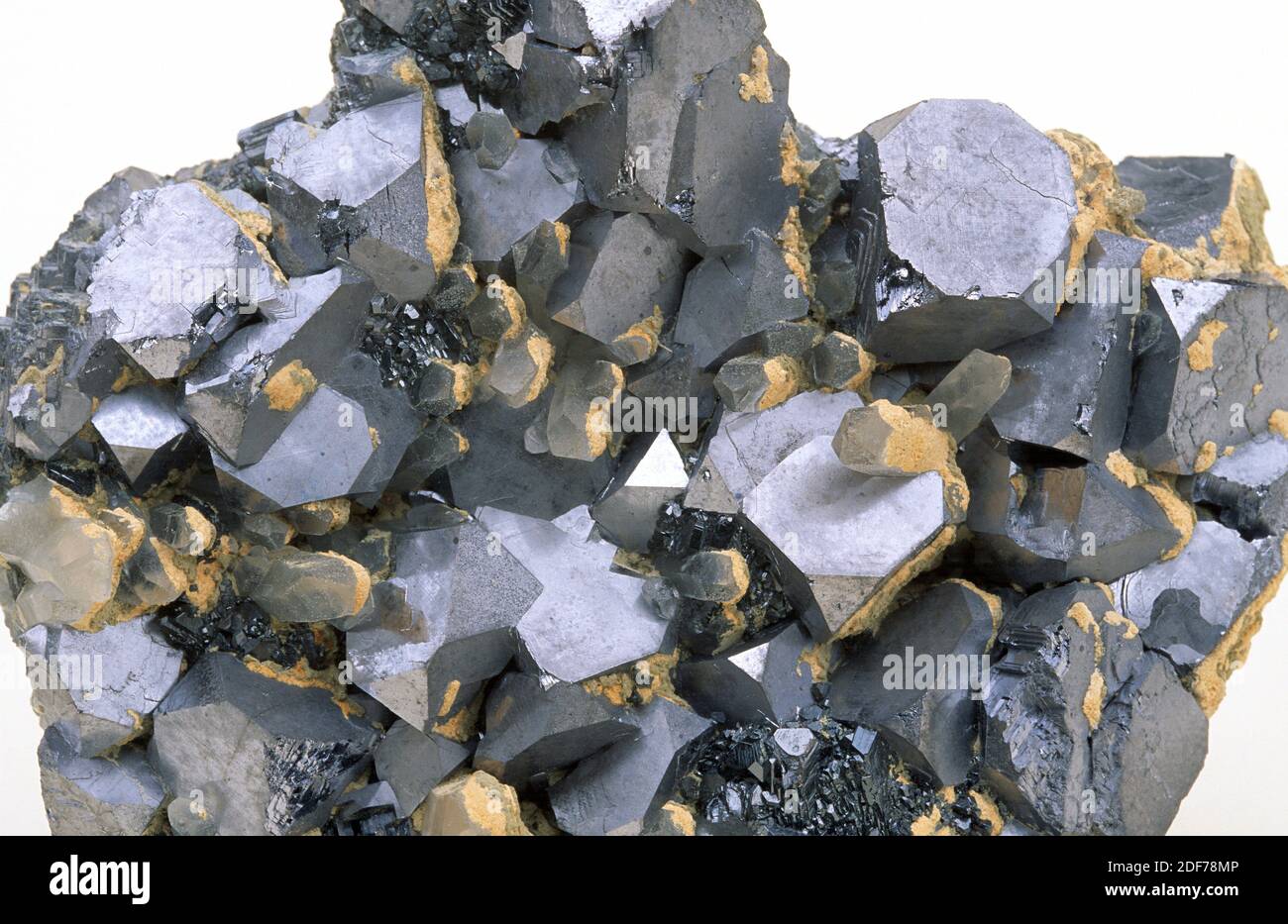 Galena ist ein Bleisulfidmineral. Kristallisierte Probe mit Quarz. Stockfoto