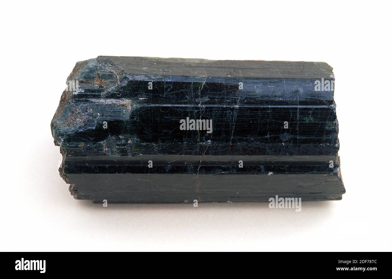 Turmalin ist ein Mineral aus Bor-Silikat. Schwarzer prismatischer Kristall. Stockfoto