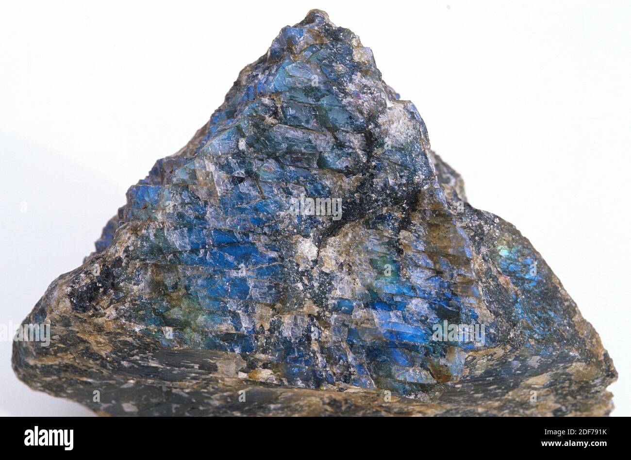 Labradorit ist ein Calcium-Natrium-Aluminium-Silikat-Mineral. Probe mit Labradoreszenz (irisierend). Stockfoto