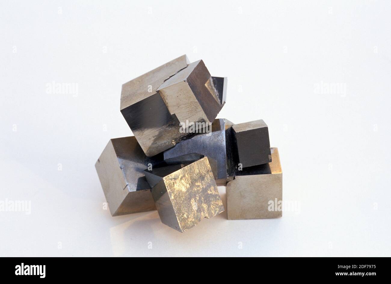 Pyrit oder Eisenpyrit ist ein Eisensulfidmineral. Kubische Kristalle. Stockfoto