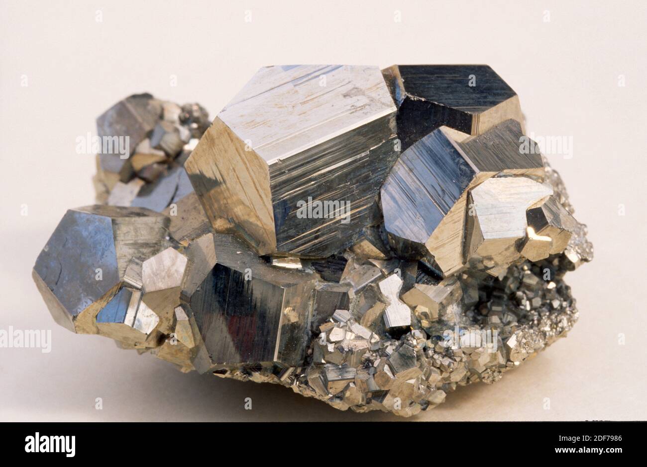 Pyrit oder Eisenpyrit ist ein Eisensulfidmineral. Kubische Kristalle. Stockfoto