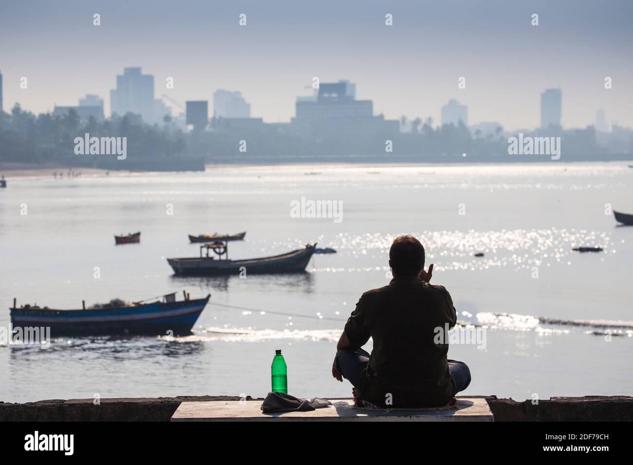 Indien, Maharashtra, Mumbai, Chowpatty, man sitzt Lon Waterfront Stockfoto