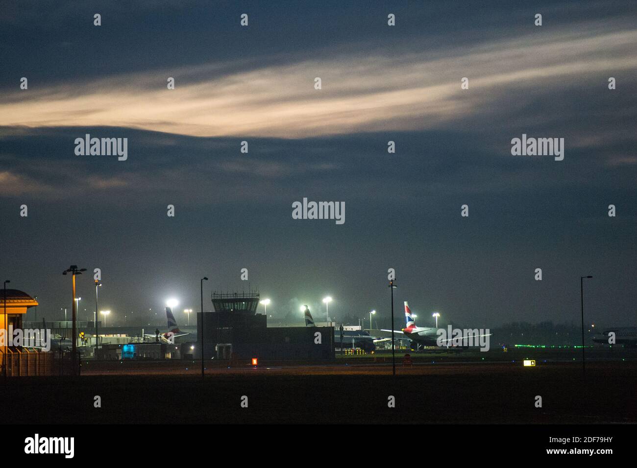 Glasgow, Schottland, Großbritannien. Dezember 2020. Im Bild: Ein spezielles Bodenfahrzeug am Flughafen, ein Runway-Enteiser, der auf beiden Seiten massive Arme hat, wird gesehen, wie er eine Lösung aus Frostschutz auf die Start- und Landebahnen des Flughafens sprüht, da Schnee und Eis für die nächsten 24 Stunden prognostiziert werden. Der Flughafen bereitet sich auf das Wetter vor und die Sicherheit hat oberste Priorität. Quelle: Colin Fisher/Alamy Live News Stockfoto
