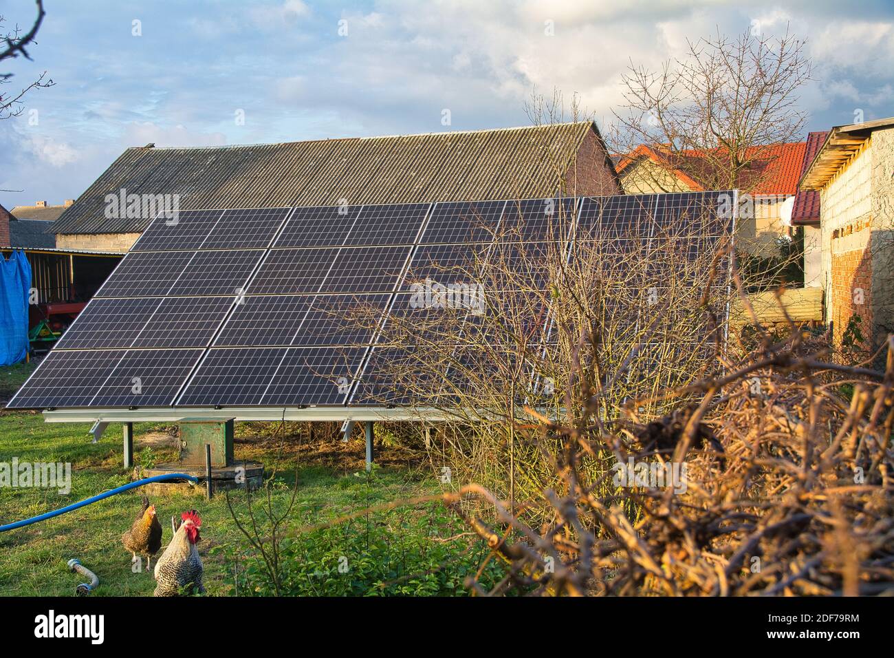 Hinterhof-Solarzellen an einem Herbstabend. Stockfoto