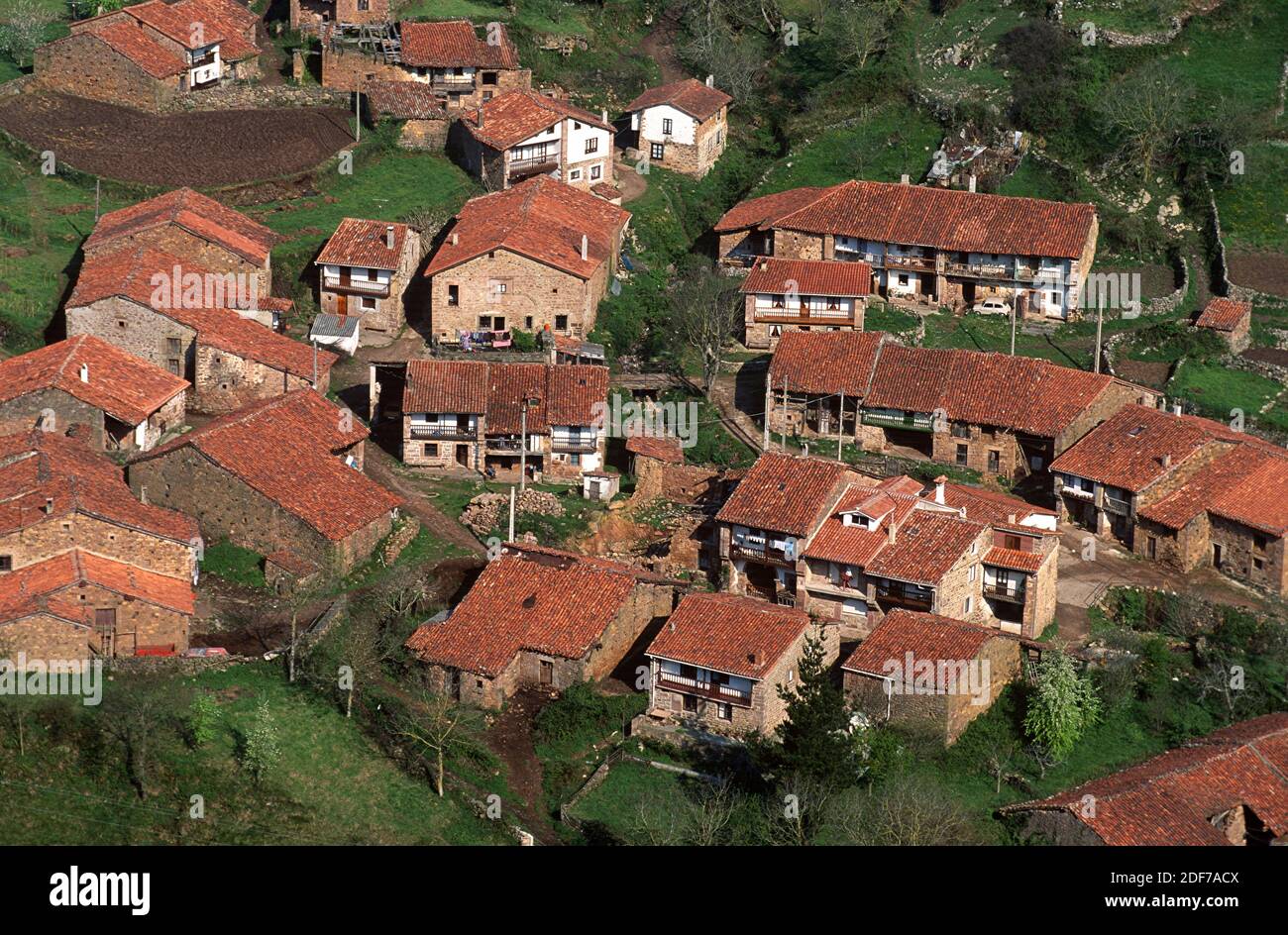 Carmona (Conjunto Historico-Artistico) vom Aussichtspunkt Vueltuca. Kantabrien, Spanien. Stockfoto