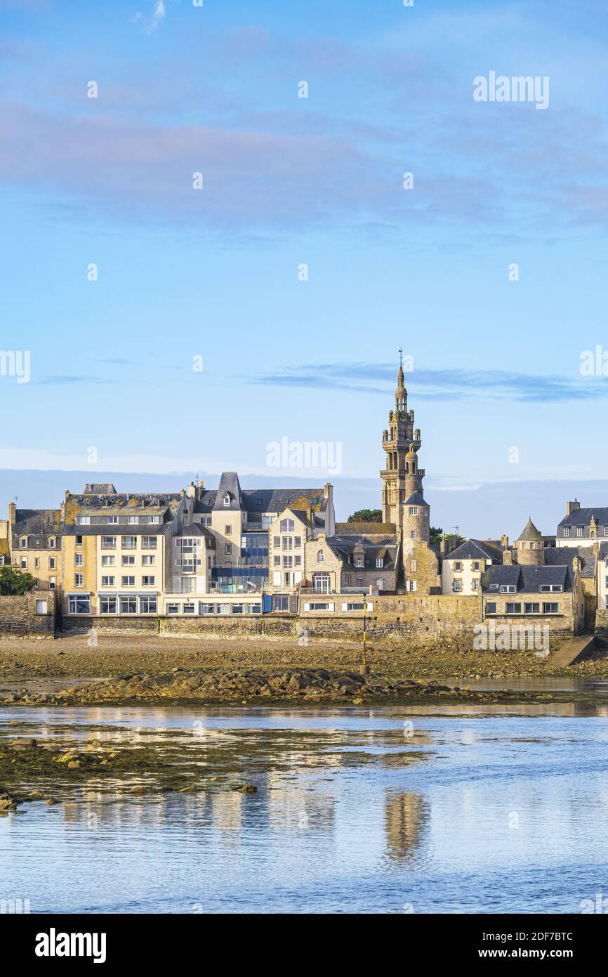 Frankreich, Finistere, Roscoff, Etappe auf dem Wanderweg GR 34 oder Zollweg, die Stadt und Notre-Dame de Croas-Batz Kirche Stockfoto