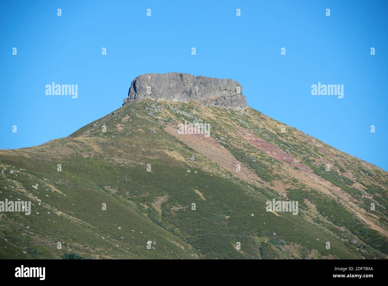 Peña Labra. Berggrenze zwischen Kantabrien und Palencia vom Piedrasluengas-Pass aus gesehen. Provinz Palencia, Castilla y leon, Spanien. Stockfoto