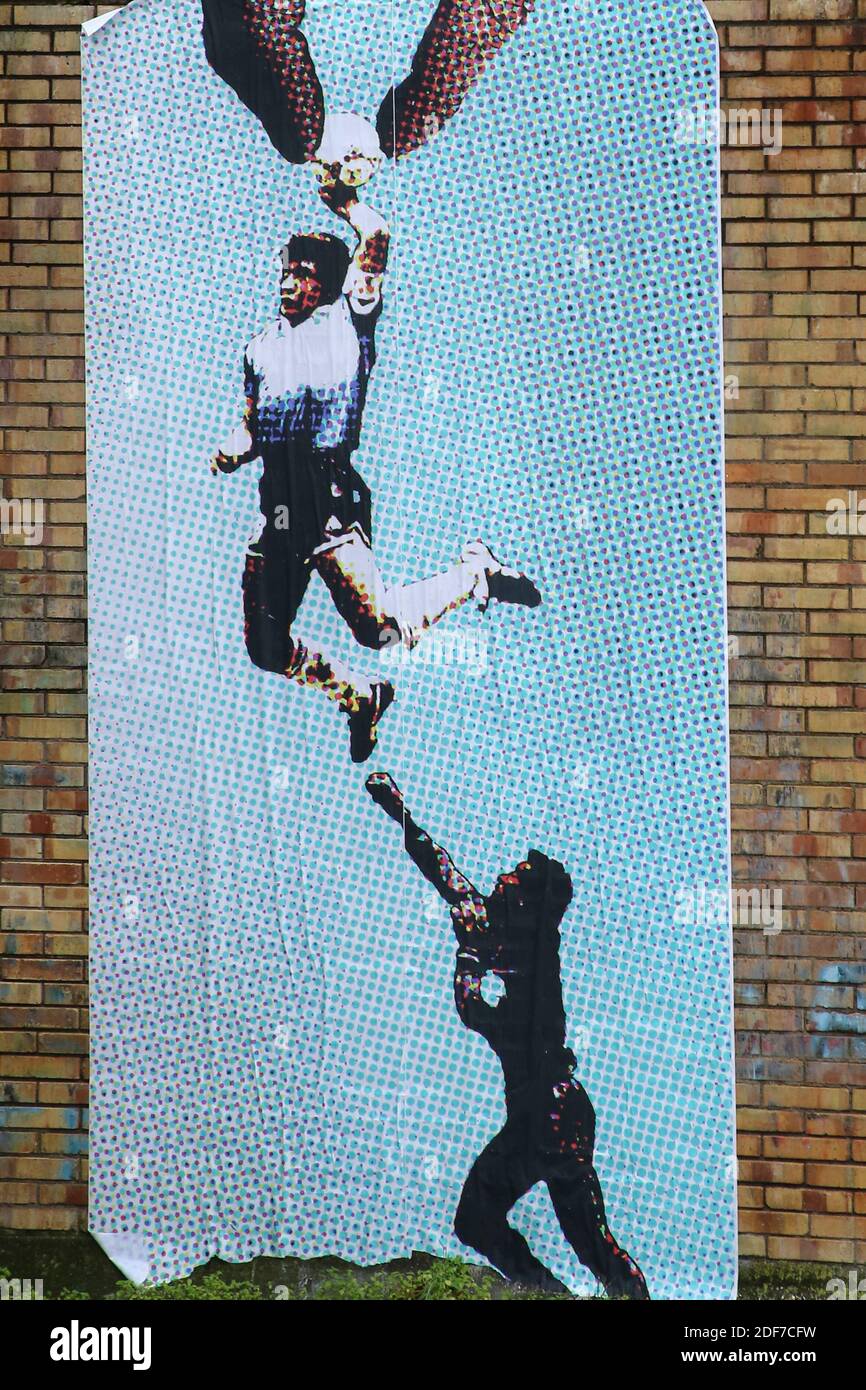 Neapel, Italien. Dezember 2020. Nello Pietracci Neapolitaner Künstler würdigt Diego Armando Maradona Tage nach seinem Tod mit einer Arbeit, die das Ziel in der Hand während des Halbfinales in mexiko gegen England Kredit: Independent Photo Agency / Alamy Live News Stockfoto