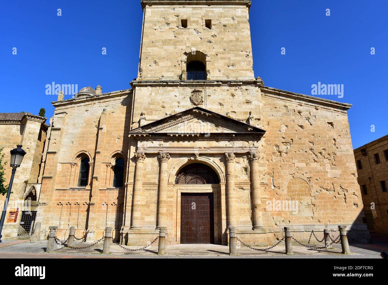 Ciudad Rodrigo, Catedral de Santa Maria (romanik und Gotik, 12-14. Jahrhundert). Fassade mit den Auswirkungen des französischen Krieges. Provinz Salamanca, Stockfoto