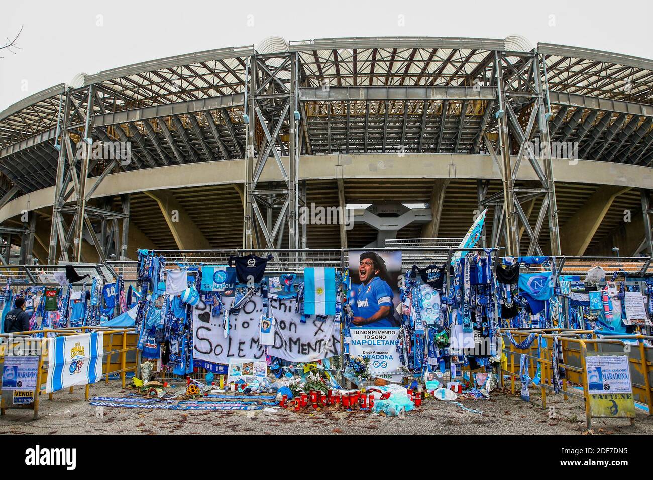 Die Wallfahrt der italienischen Fans vor dem San Paolo Stadion in Neapel geht weiter, wo Gadgets und Gedanken weiterhin für Diego Armando ankommen Stockfoto