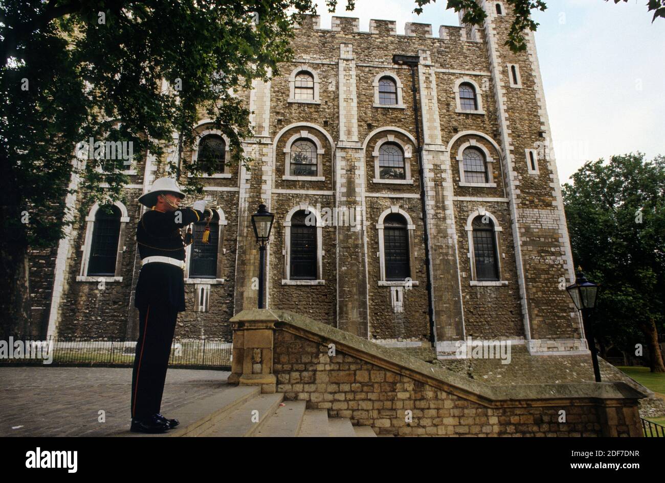 Tower of London, London UK 1986 aber gescannt 2020 hinter den Kulissen Zugriff auf den Tower of London fotografiert für Illustrated London News 1986 Wiki Stockfoto