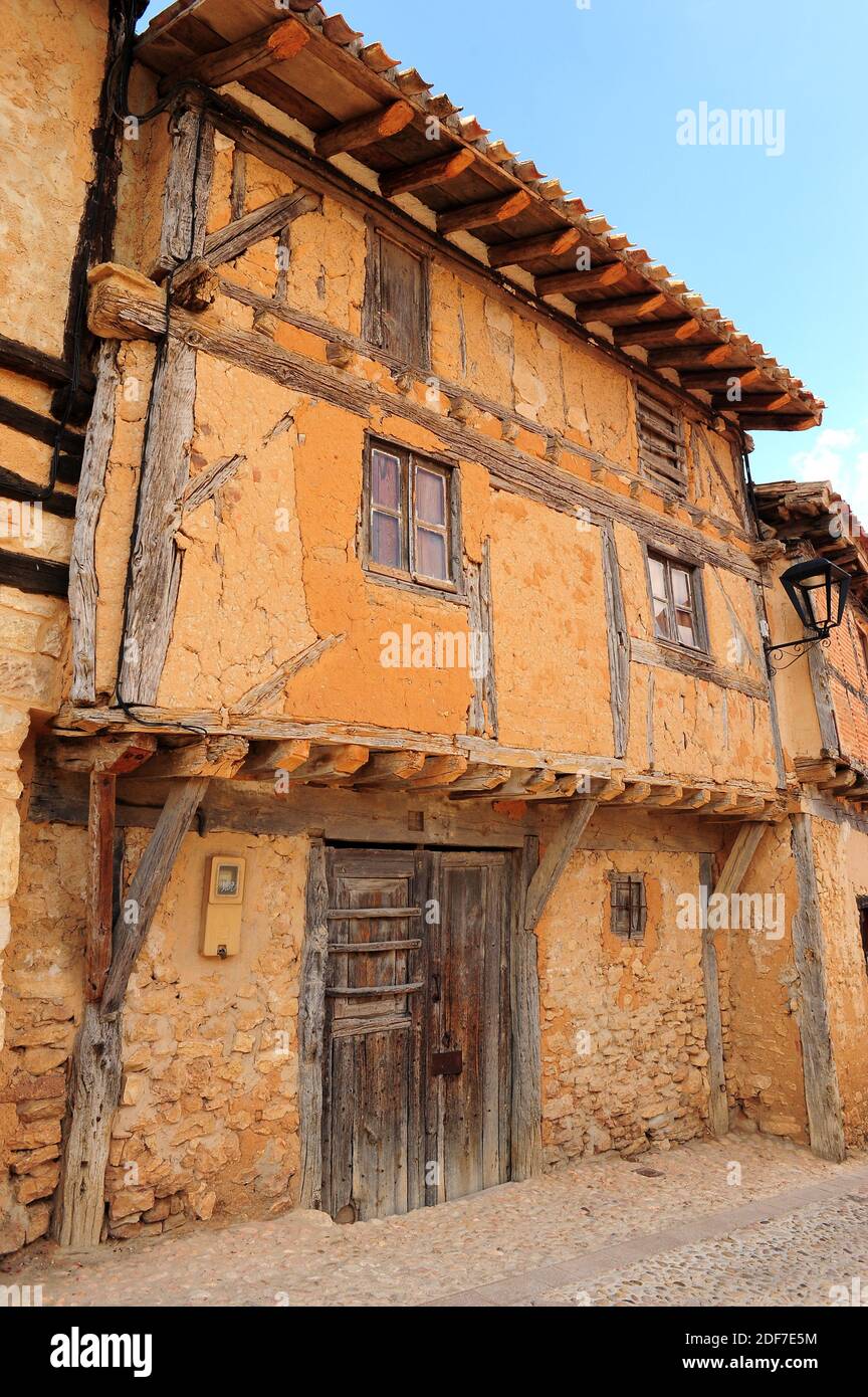 Calatañazor, traditionelles lehmziegelhaus und Holzhaus. Soria Provinz, Castilla y Leon, Spanien. Stockfoto