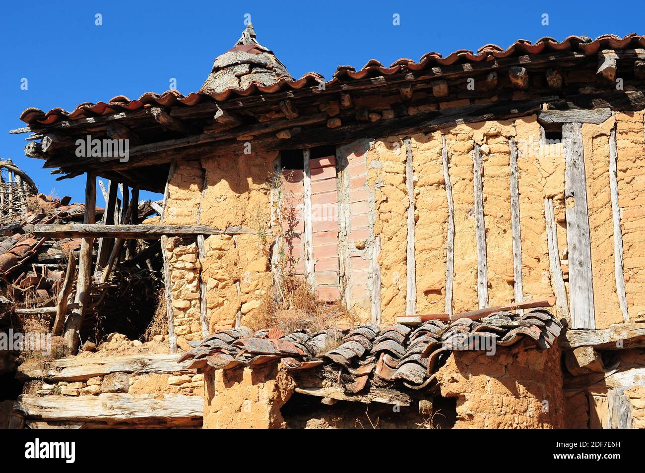 Calatañazor, traditionelles lehmziegelhaus und Holzhaus. Soria Provinz, Castilla y Leon, Spanien. Stockfoto