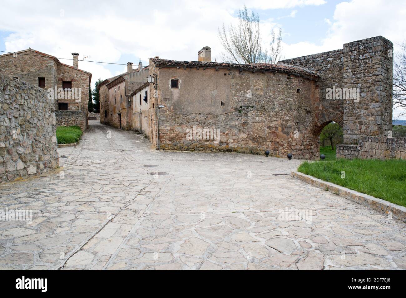 Medinaceli, Häuser und arabische Tür. Soria Provinz, Castilla y Leon, Spanien. Stockfoto
