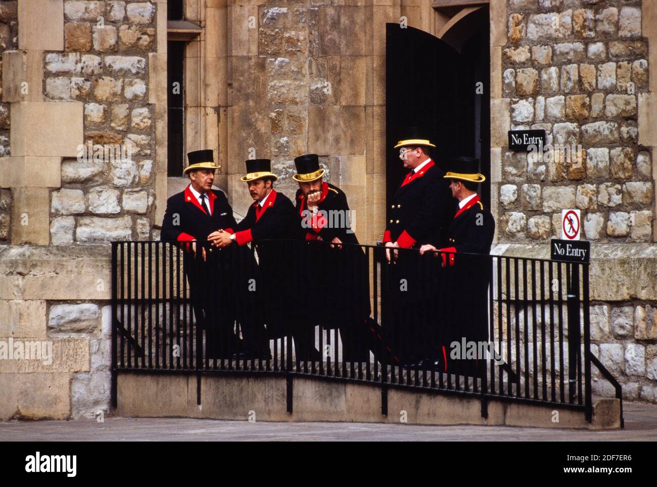 Tower of London, London UK 1986 aber 2020 hinter den Kulissen gescannt Zugang zum Tower of London fotografiert für Illustrated London News 1986 Jewe Stockfoto