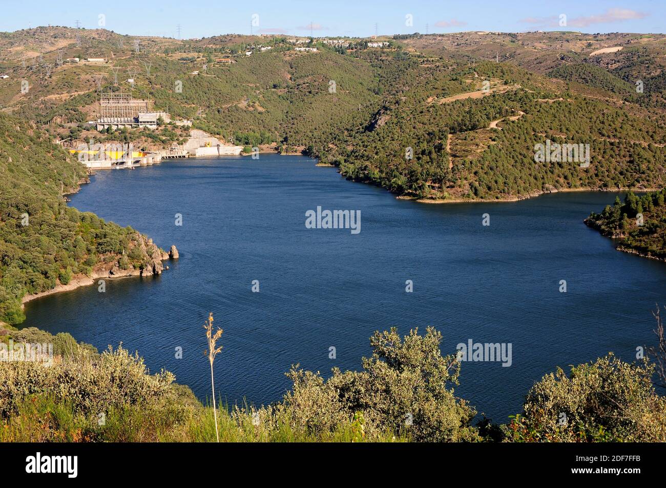 Duero Fluss zwischen Fermoselle (Provinz Zamora) und Bemposta (Portugal). Bemposta Damm und Wasserkraftwerk. Stockfoto