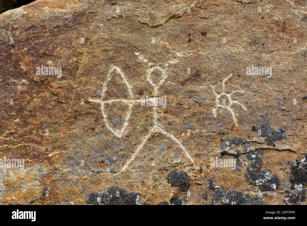 Fariza, Botschaften auf den Steinen (Reproduktionen auf Stichen). Prähistorischer Bogenschütze aus Picote und Sonne. Virgen del Castillo Einsiedelei, Arribes del Stockfoto