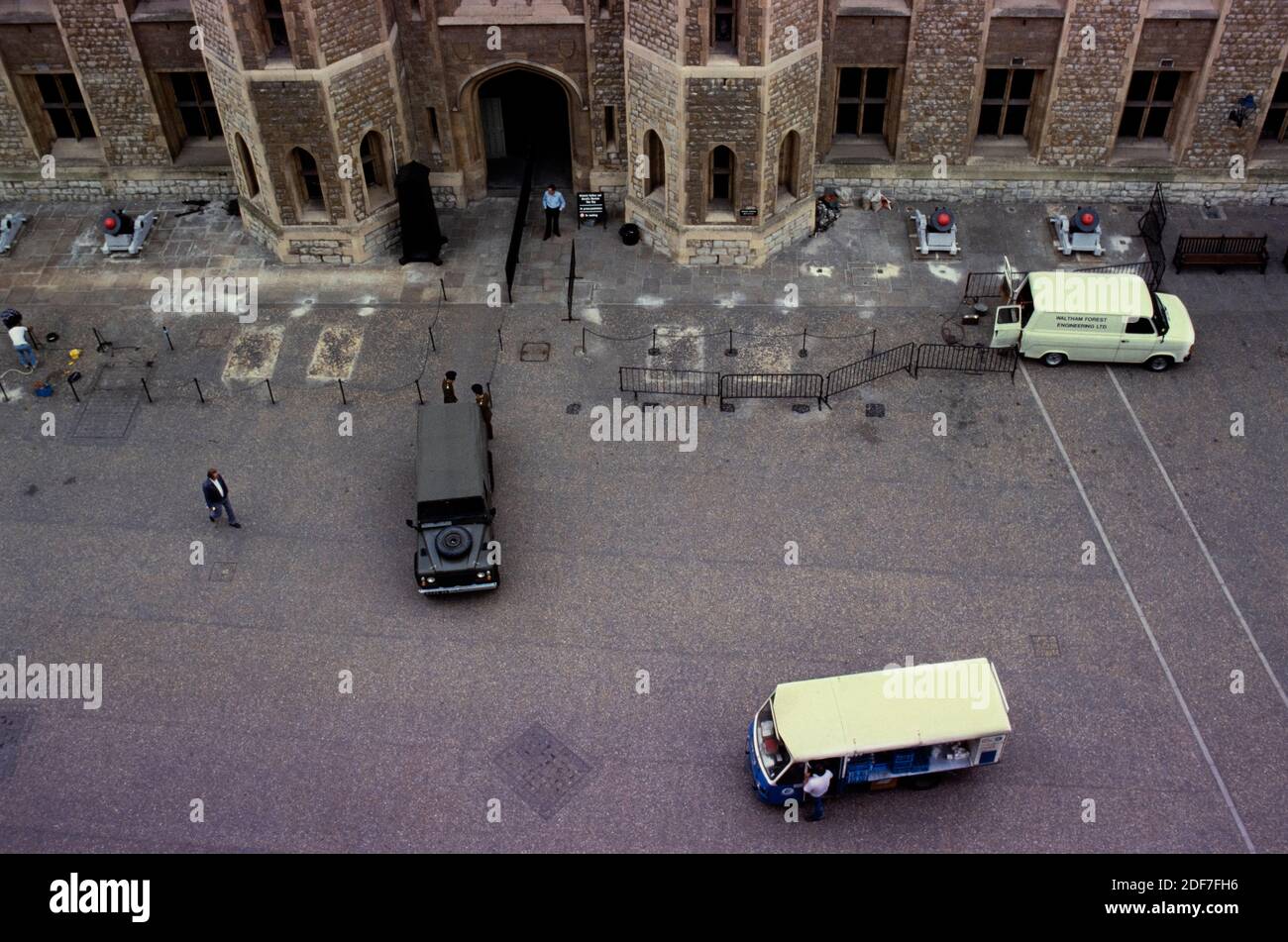 Tower of London, London UK 1986 aber 2020 hinter den Kulissen gescannt Zugang zum Tower of London fotografiert für Illustrated London News 1986 Army Stockfoto
