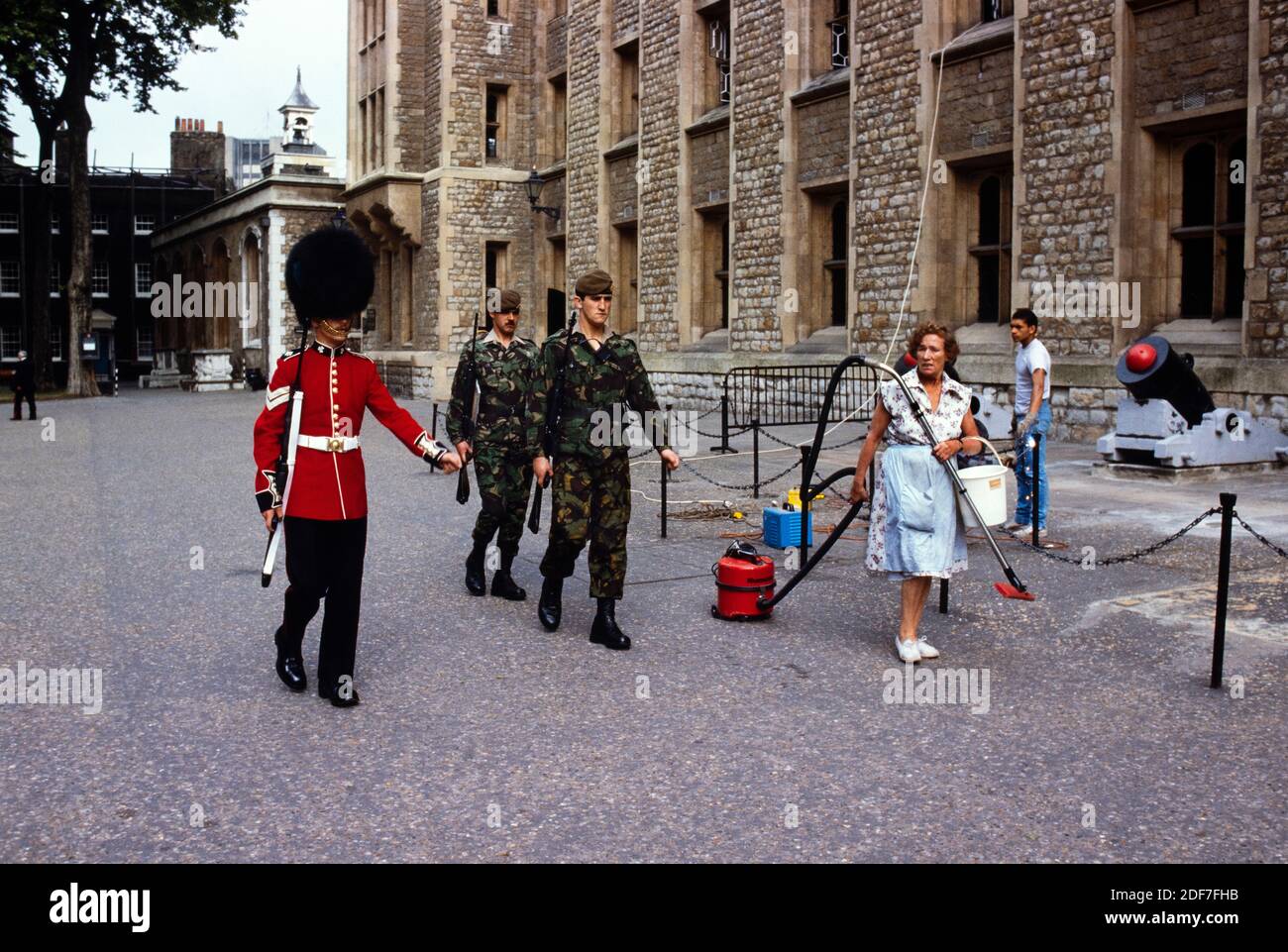 Tower of London, London UK 1986 aber gescannt 2020 hinter den Kulissen Zugriff auf den Tower of London fotografiert für Illustrated London News 1986 auf t Stockfoto