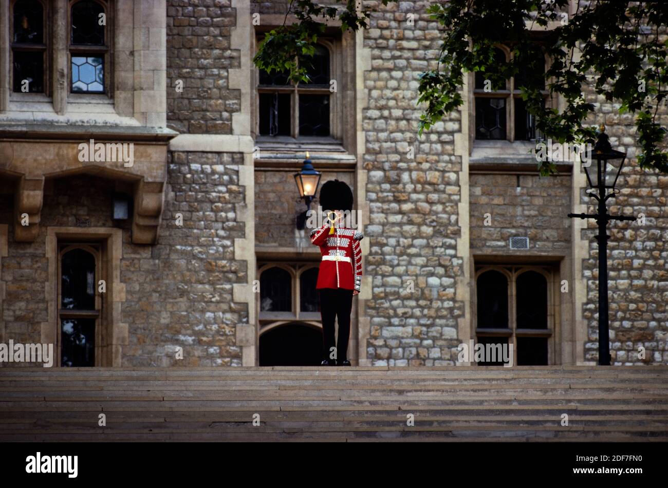 Tower of London, London UK 1986 aber 2020 hinter den Kulissen gescannt Zugang am Tower of London fotografiert für Illustrated London News 1986 Bugl Stockfoto