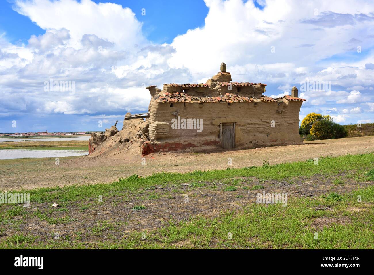 Otero de Sariegos Lagune und Ruine Taubenhaus auf adobe. Villaafila Gemeinde, Provinz Zamora, Castilla y Leon, Spanien. Stockfoto