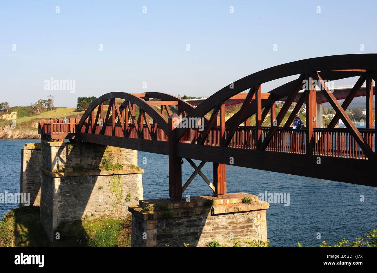 Ria del EO (EO-Mündung). Puente del Cargadero. Rechts Ribadeo (Galicien), links Castropol (Asturien). Stockfoto