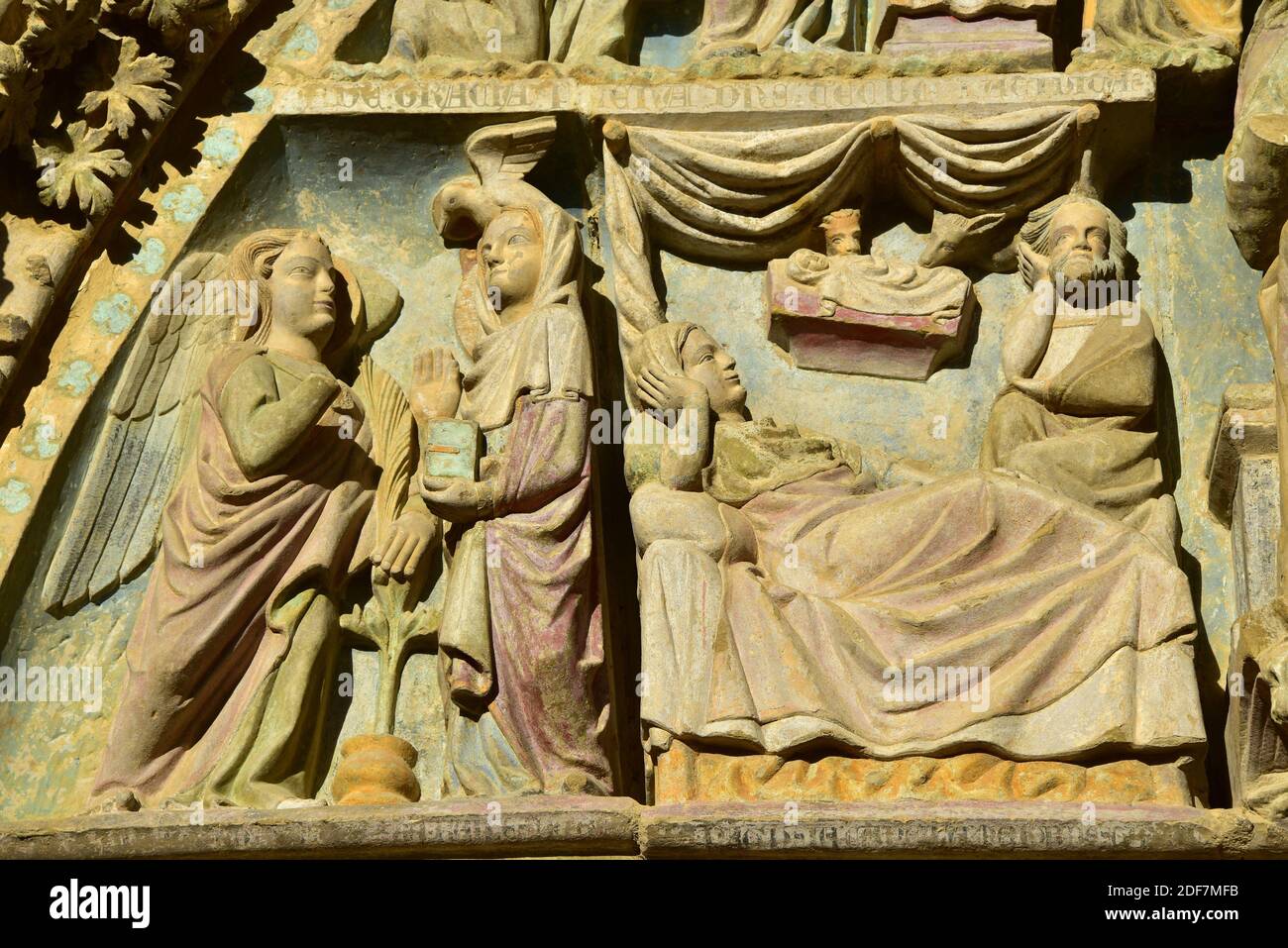 Olite, Santa Maria la Real Kirche (gotische 13. Jahrhundert). Portaldetail von Archivolts mit Annunciation und Geburtsszenen. Navarra, Spanien. Stockfoto