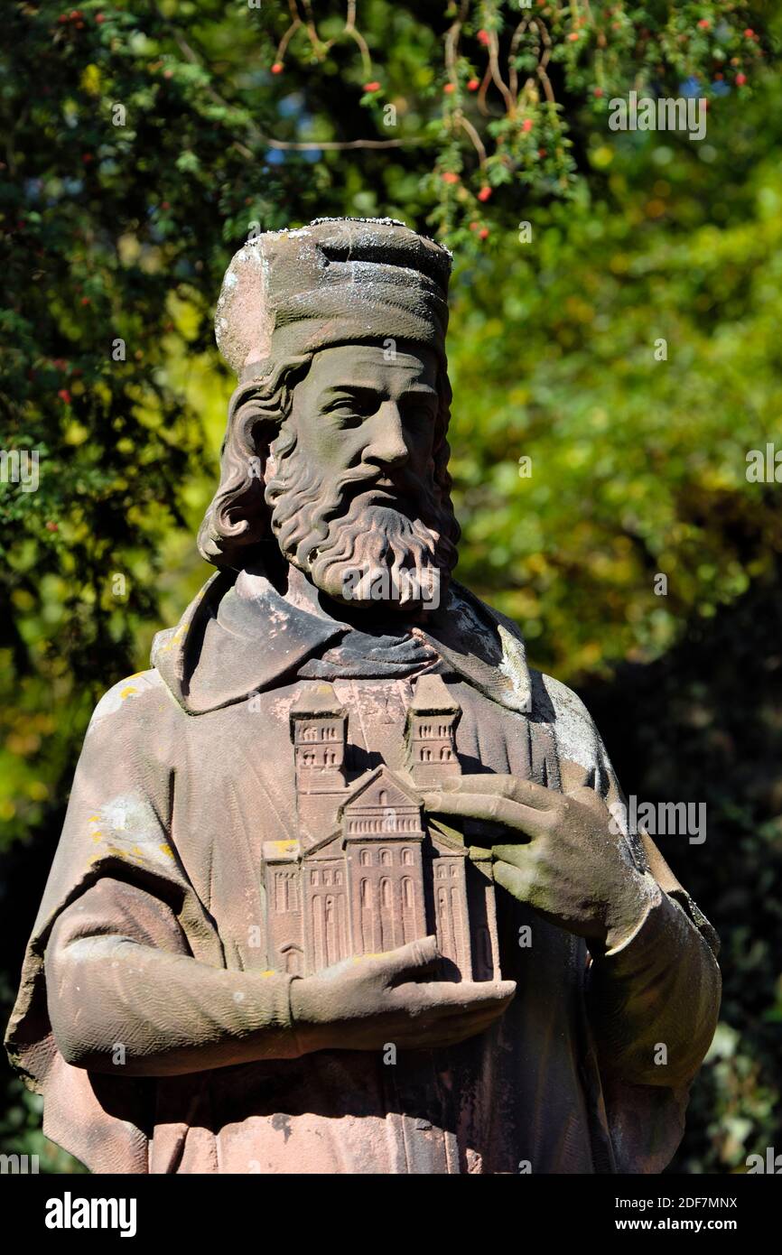 Frankreich, Haut Rhin, Murbach, Reste der Abtei gegründet 727, Statue des heiligen Pirmin, der Gründer Stockfoto