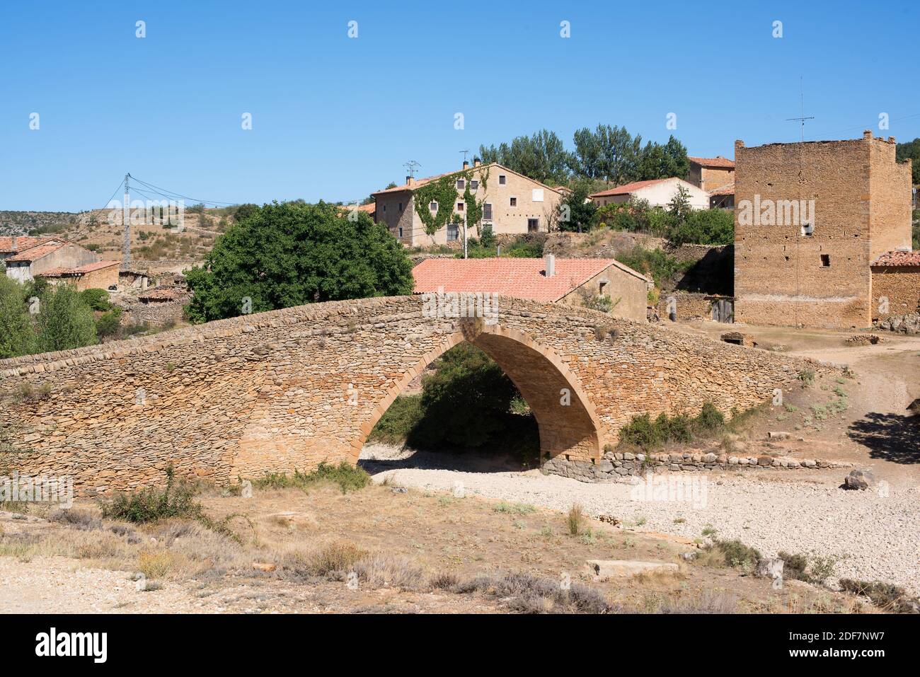 Pobla de Bellestar oder Sant Miquel de la Pobla. Gotische Brücke aus dem 13. Jahrhundert über dem Fluss De Las Truchas und befestigtes Bauernhaus. Villafranca del Cid Stockfoto